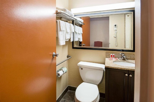 Quality Inn Near Pimlico Racetrack image 23