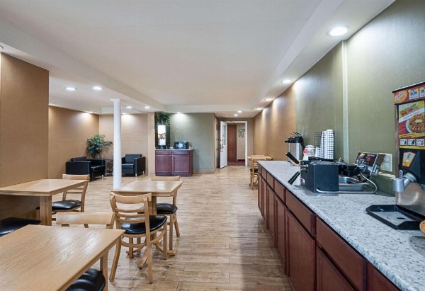 Quality Inn Near Pimlico Racetrack image 8